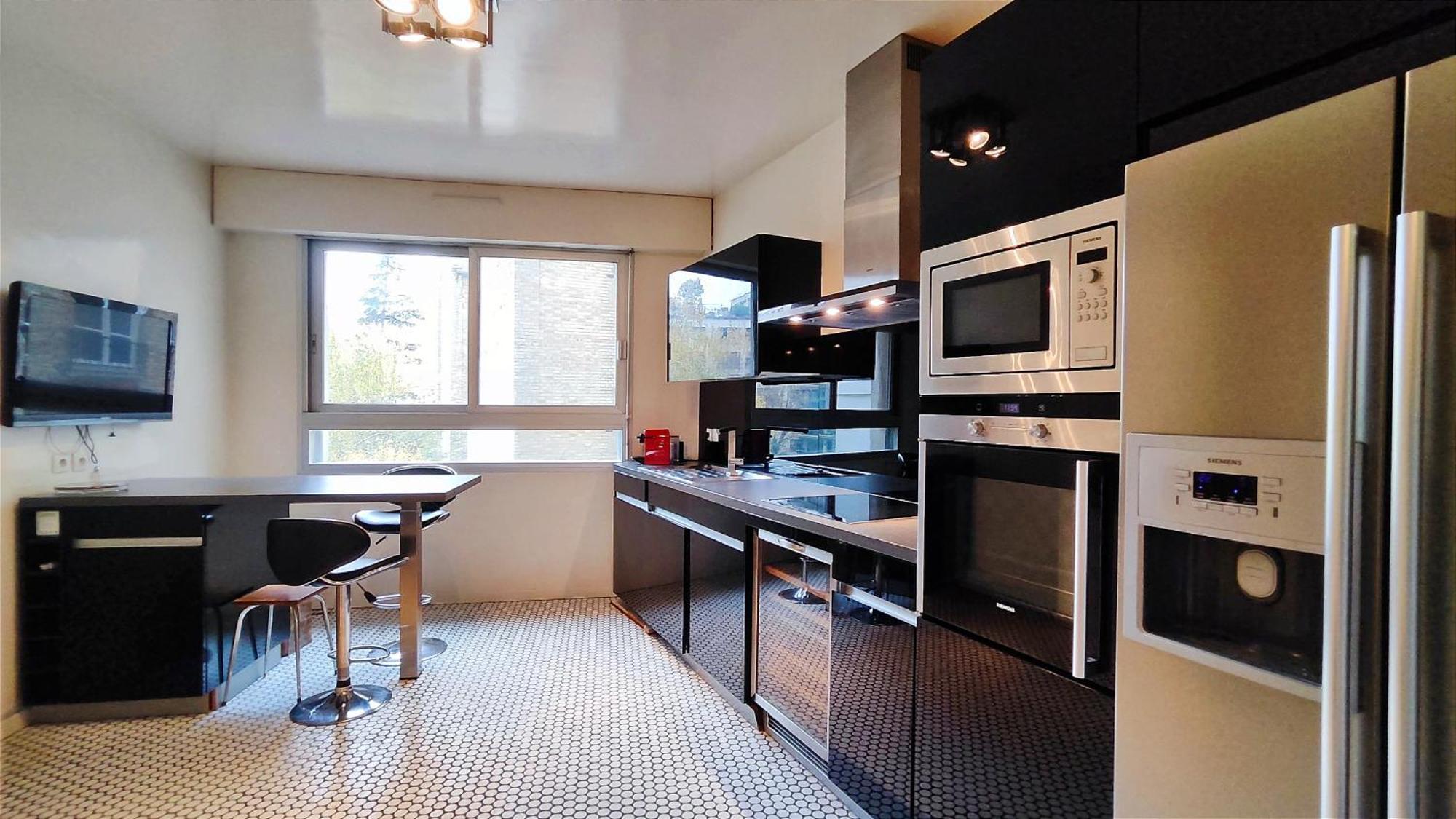 Avenue Victor Hugo - 16 - 4160 *